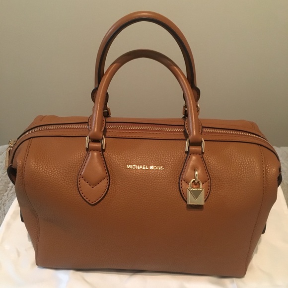Michael Kors Handbags - NWT Michael Kors Grayson Lg Convertable Satchel